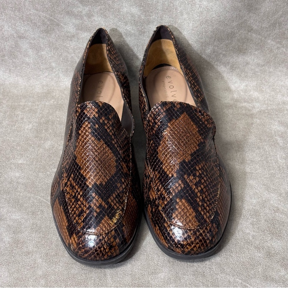 Evolve Woman’s "snake pattern" brown and black flats Size 10